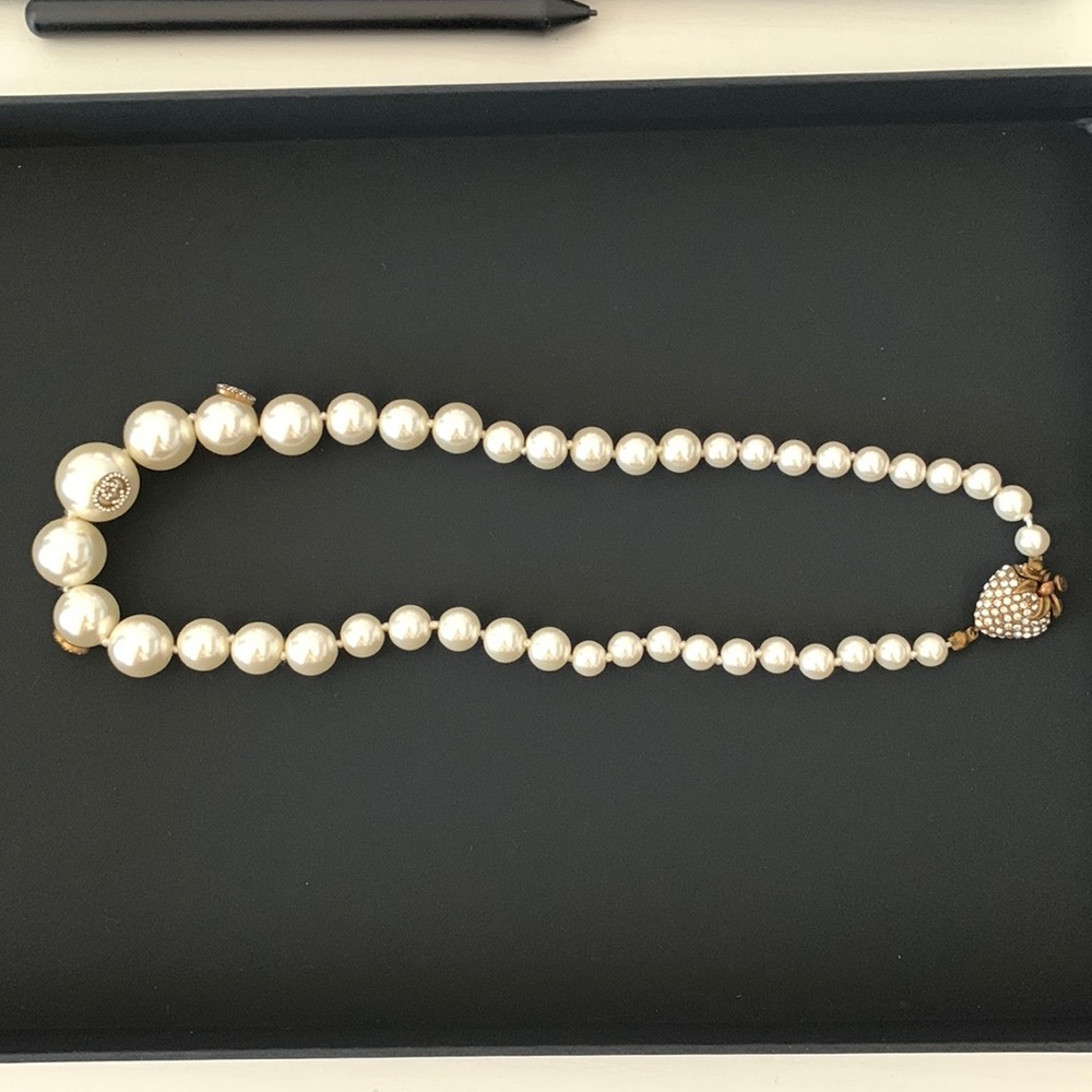 Gucci faux pearl necklace with strawberry closure